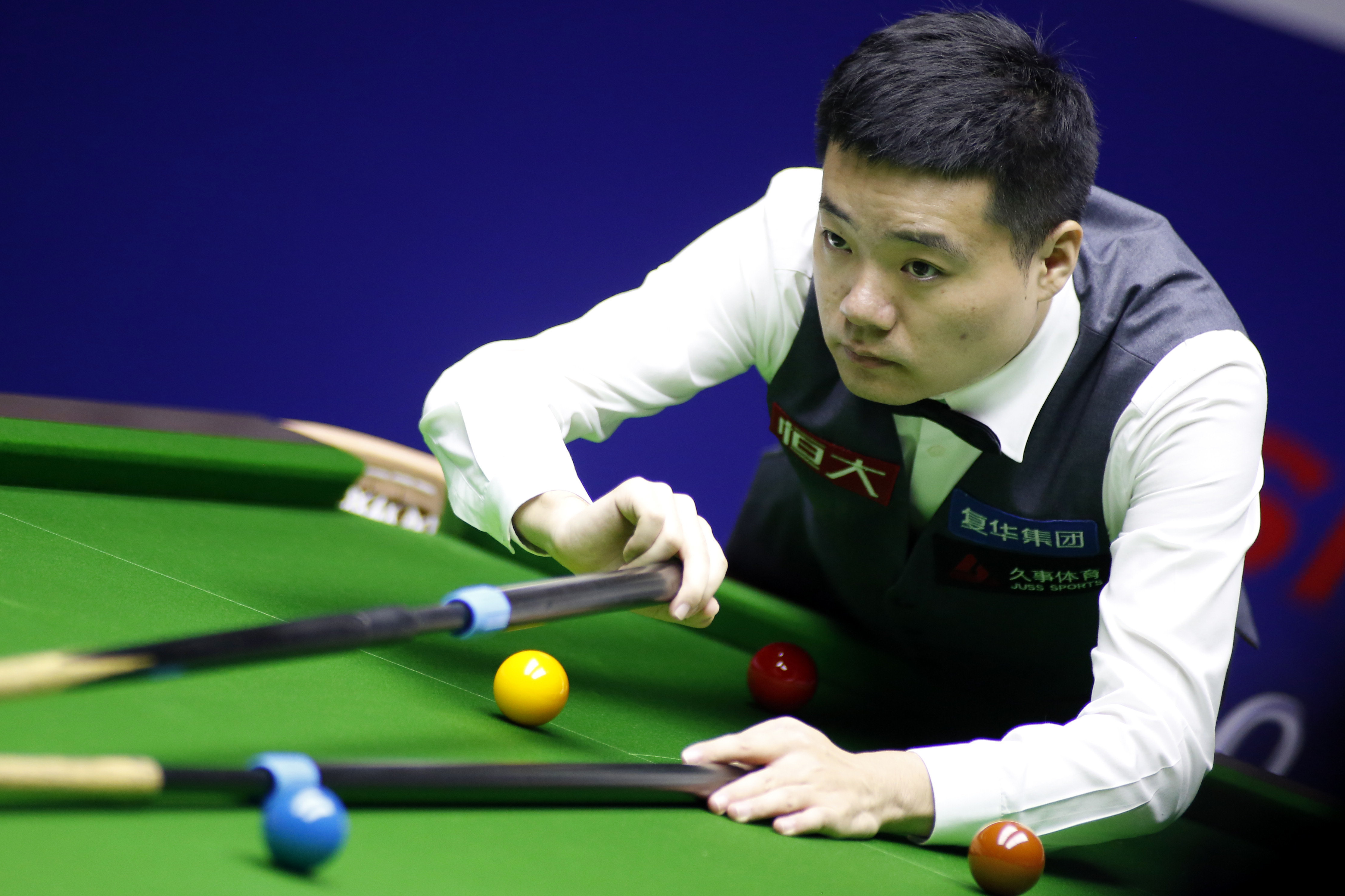 整个球场顿 整个球场顿